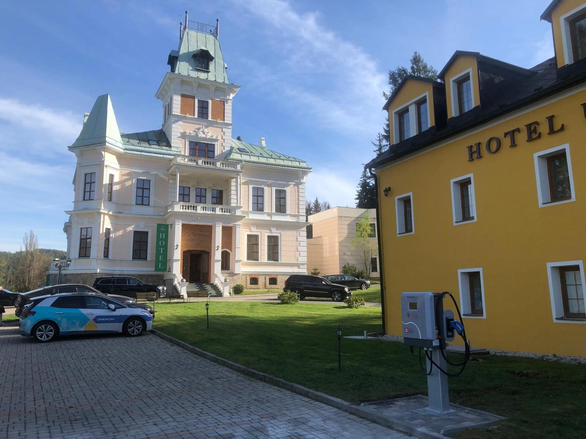 Hotel Chateau Cihelny 卡罗维发利 外观 照片