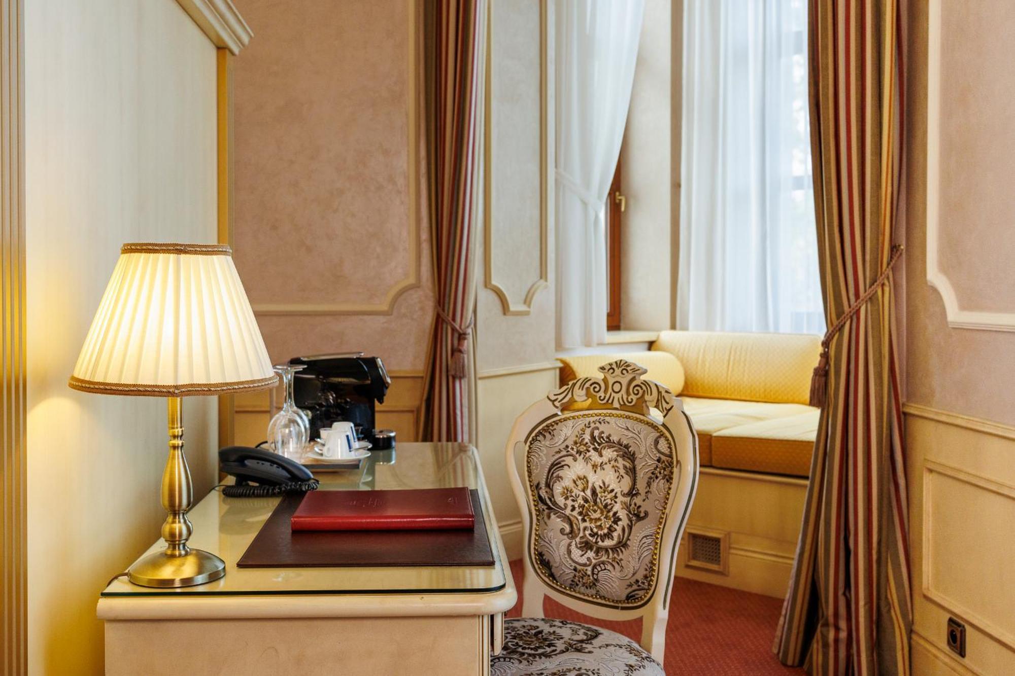 Hotel Chateau Cihelny 卡罗维发利 外观 照片