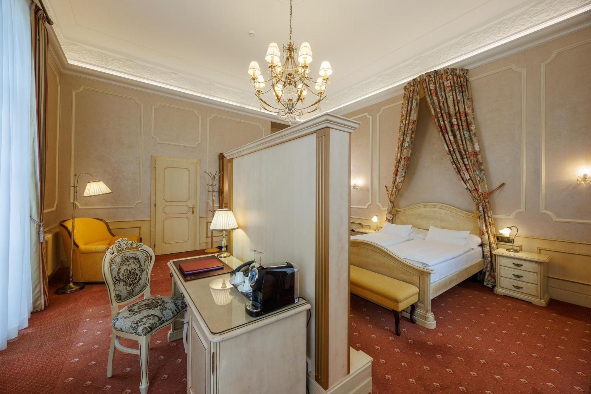 Hotel Chateau Cihelny 卡罗维发利 外观 照片
