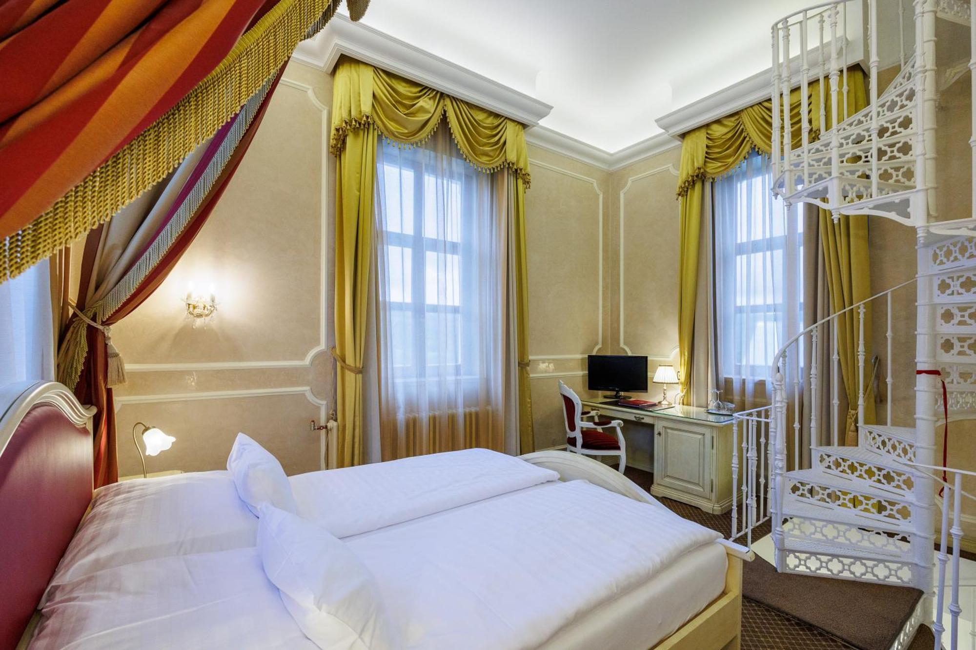 Hotel Chateau Cihelny 卡罗维发利 外观 照片