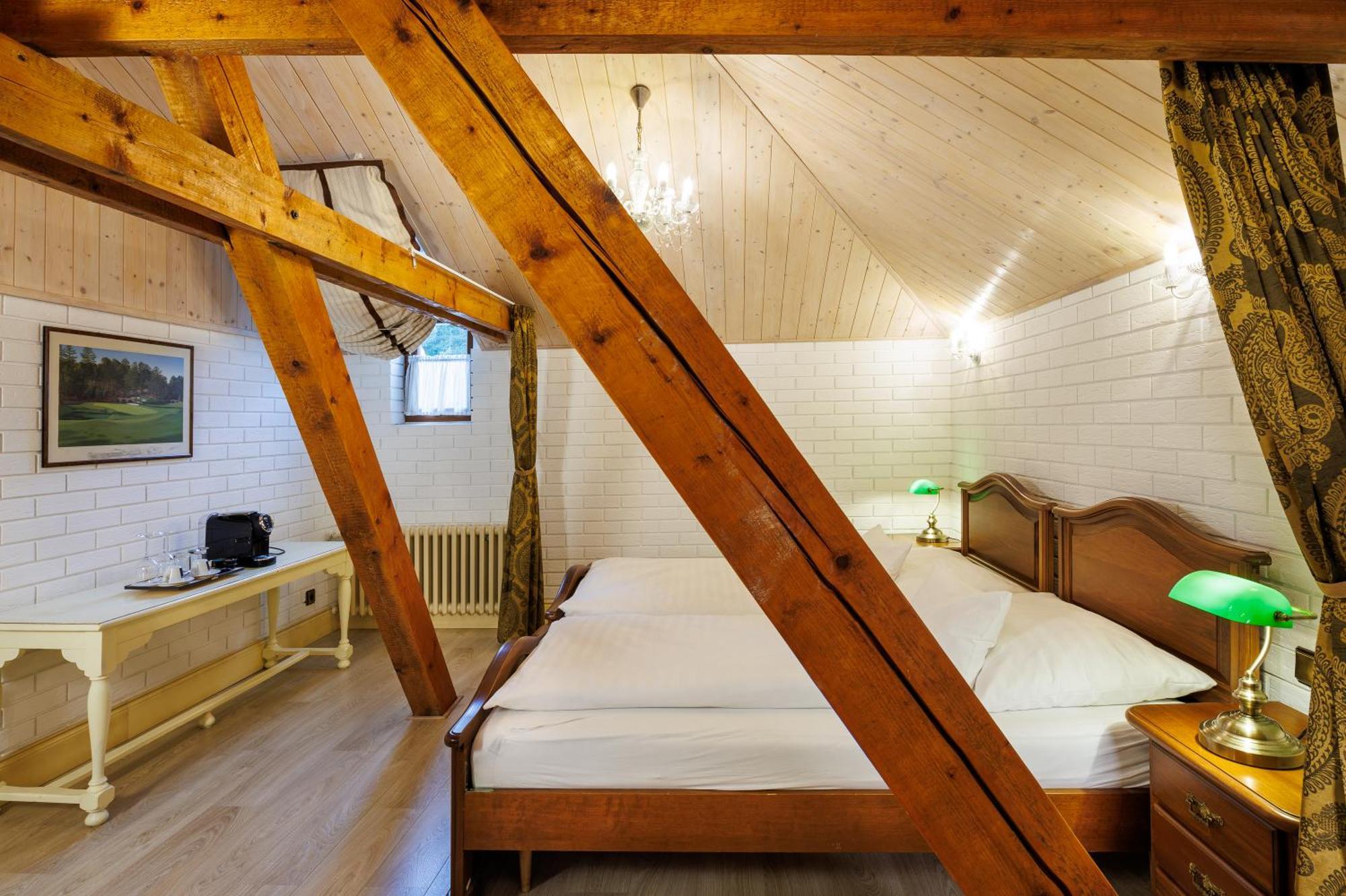 Hotel Chateau Cihelny 卡罗维发利 外观 照片