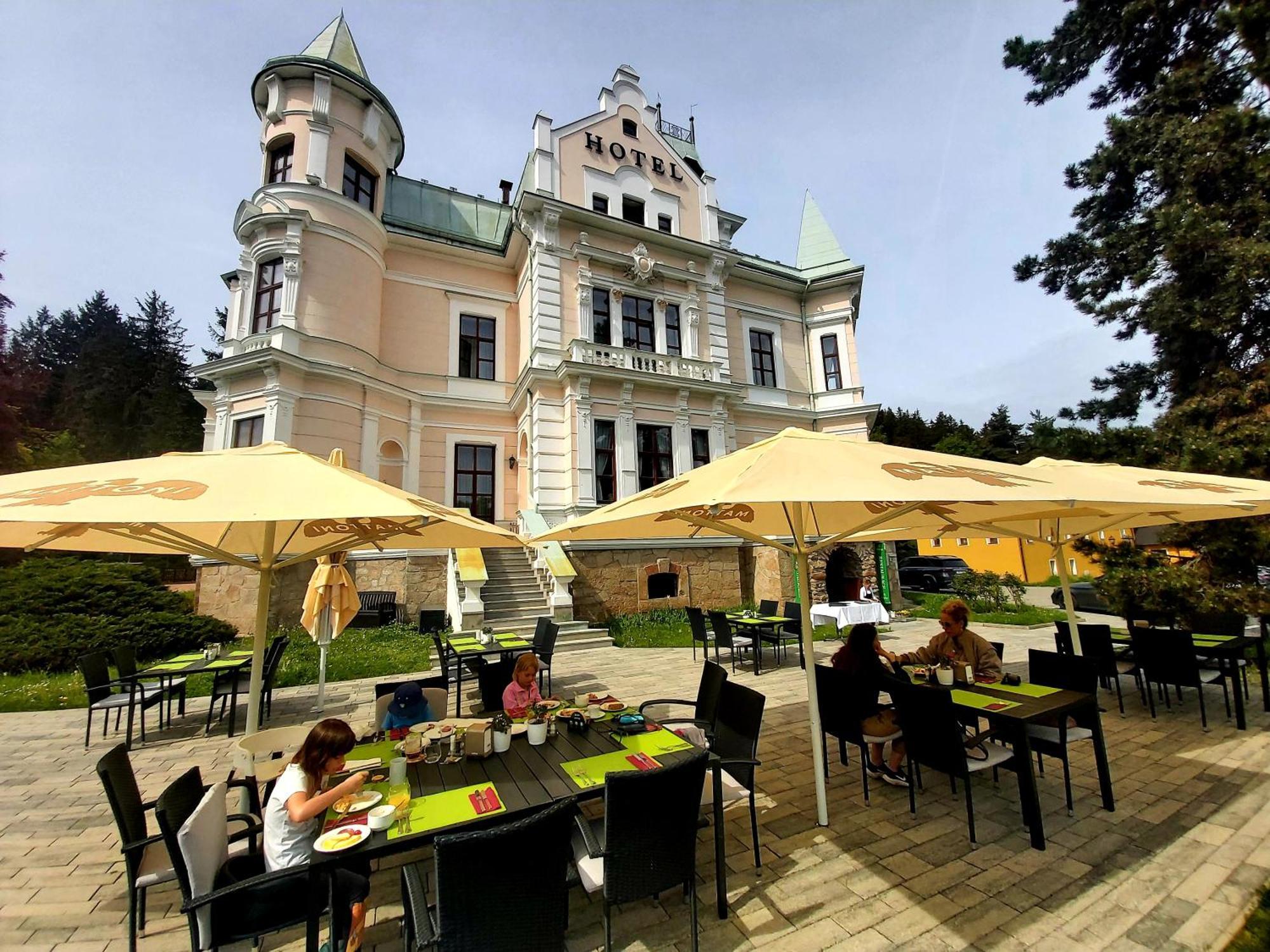 Hotel Chateau Cihelny 卡罗维发利 外观 照片