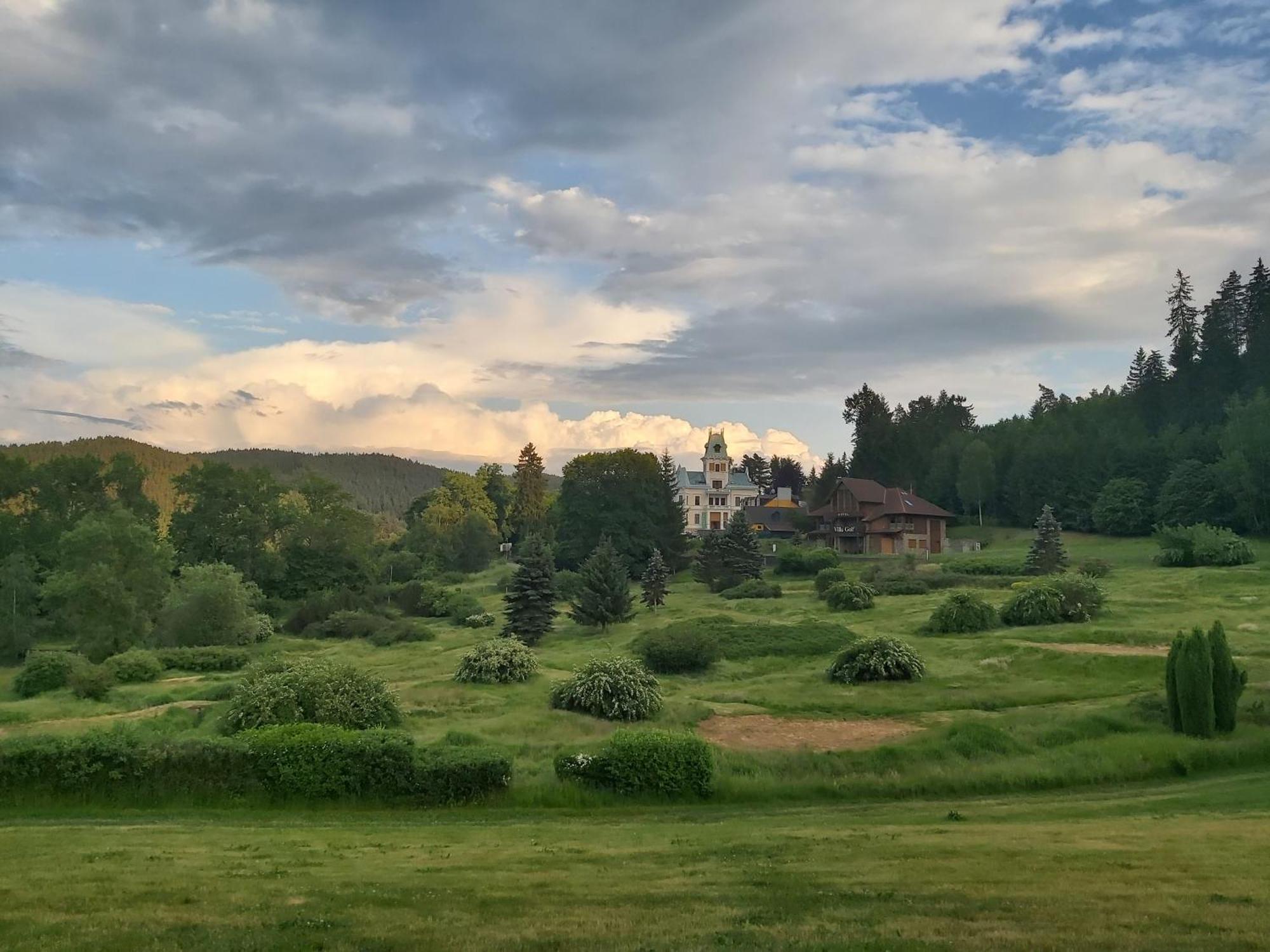 Hotel Chateau Cihelny 卡罗维发利 外观 照片