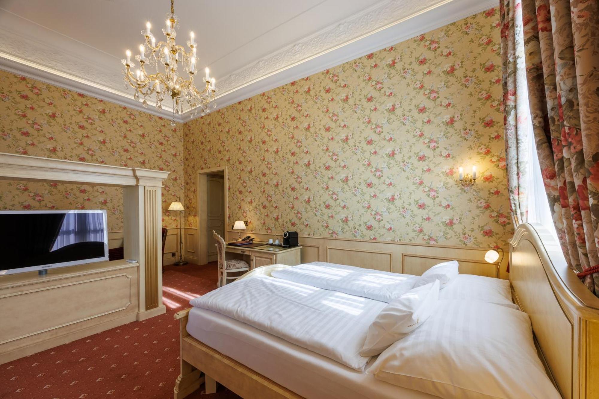 Hotel Chateau Cihelny 卡罗维发利 外观 照片