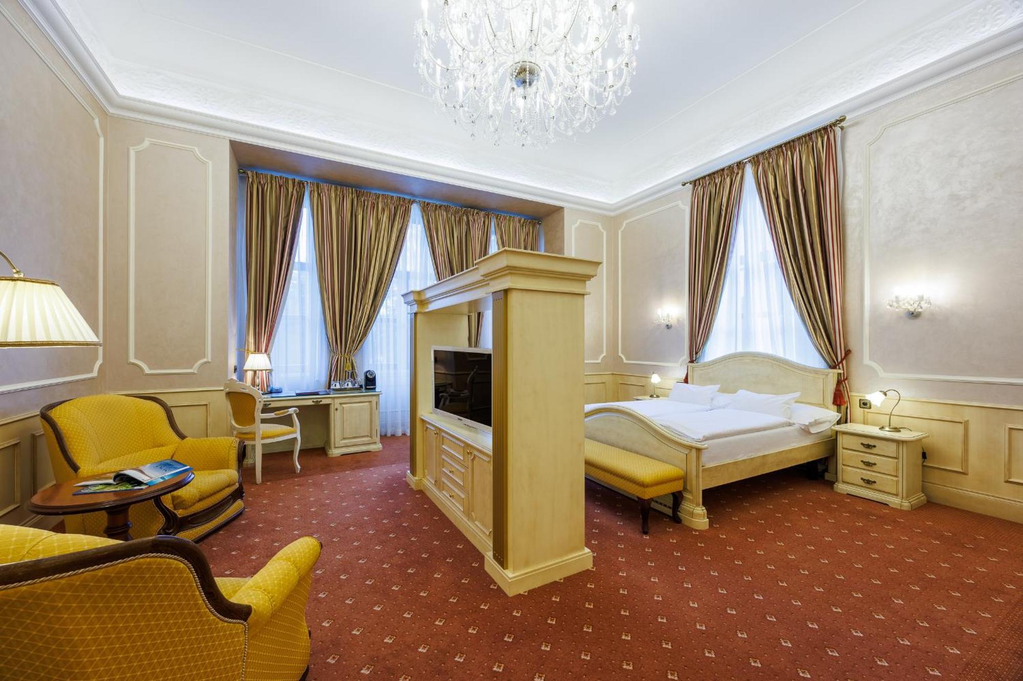 Hotel Chateau Cihelny 卡罗维发利 外观 照片