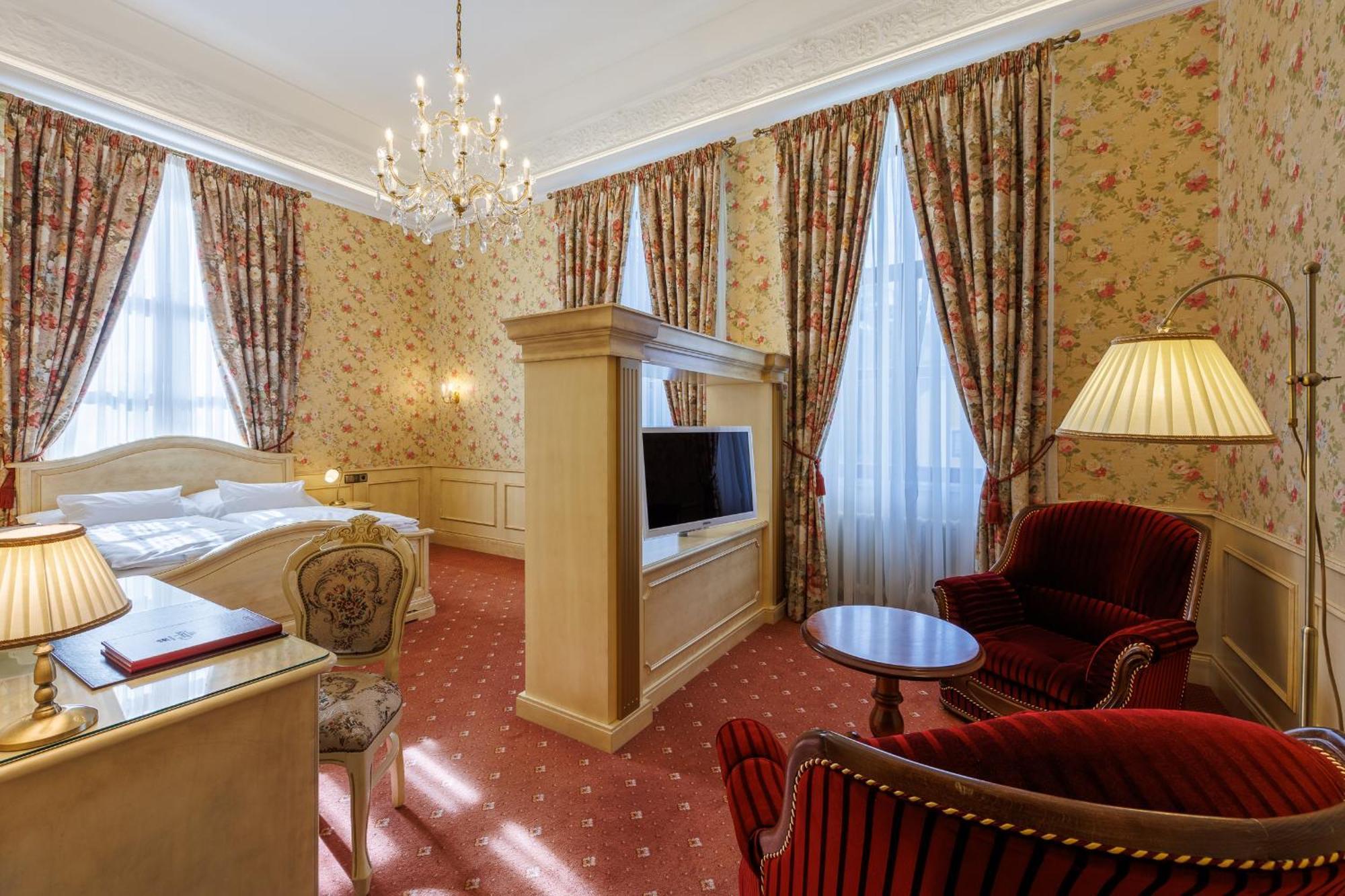 Hotel Chateau Cihelny 卡罗维发利 外观 照片