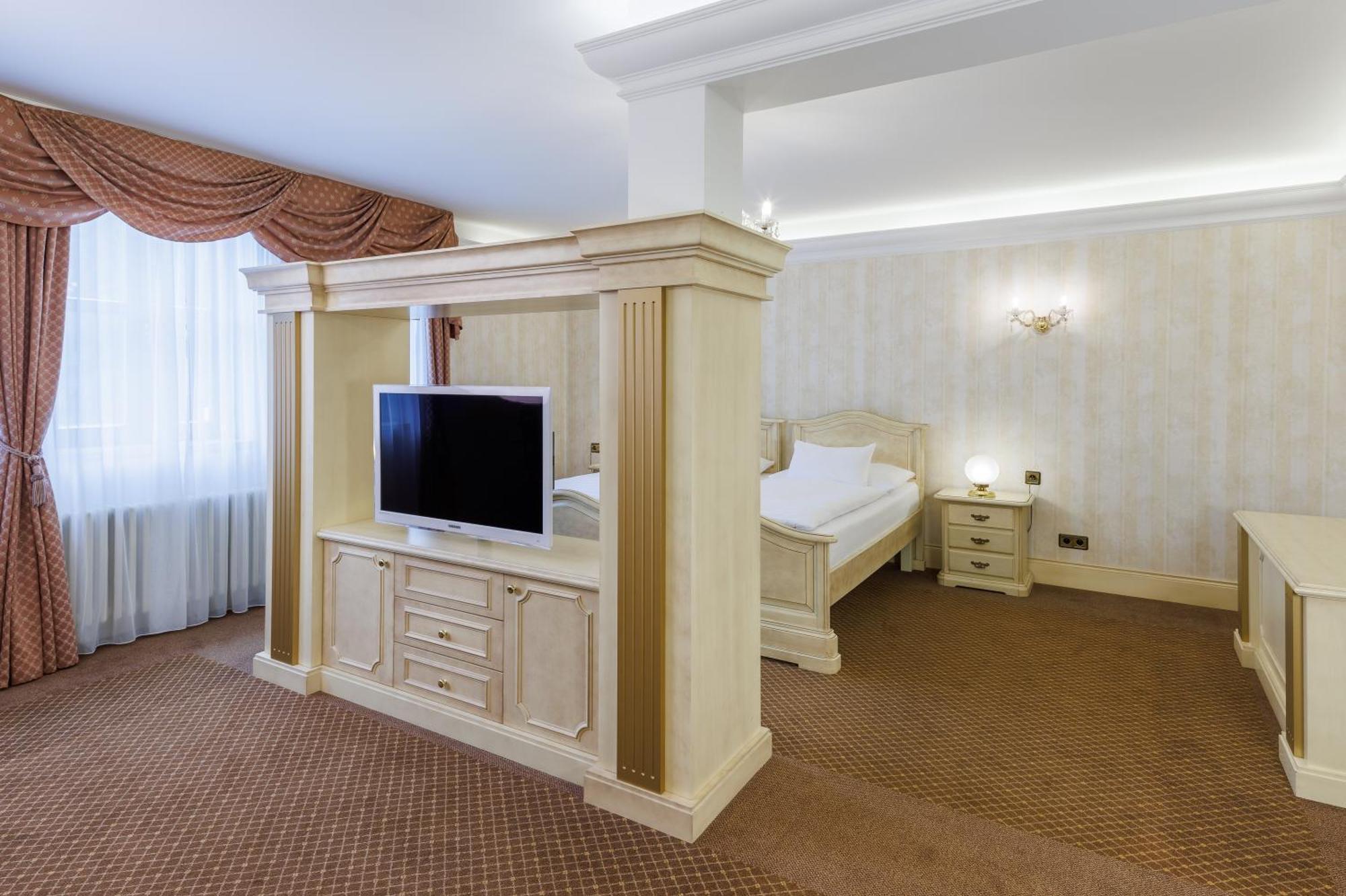 Hotel Chateau Cihelny 卡罗维发利 外观 照片