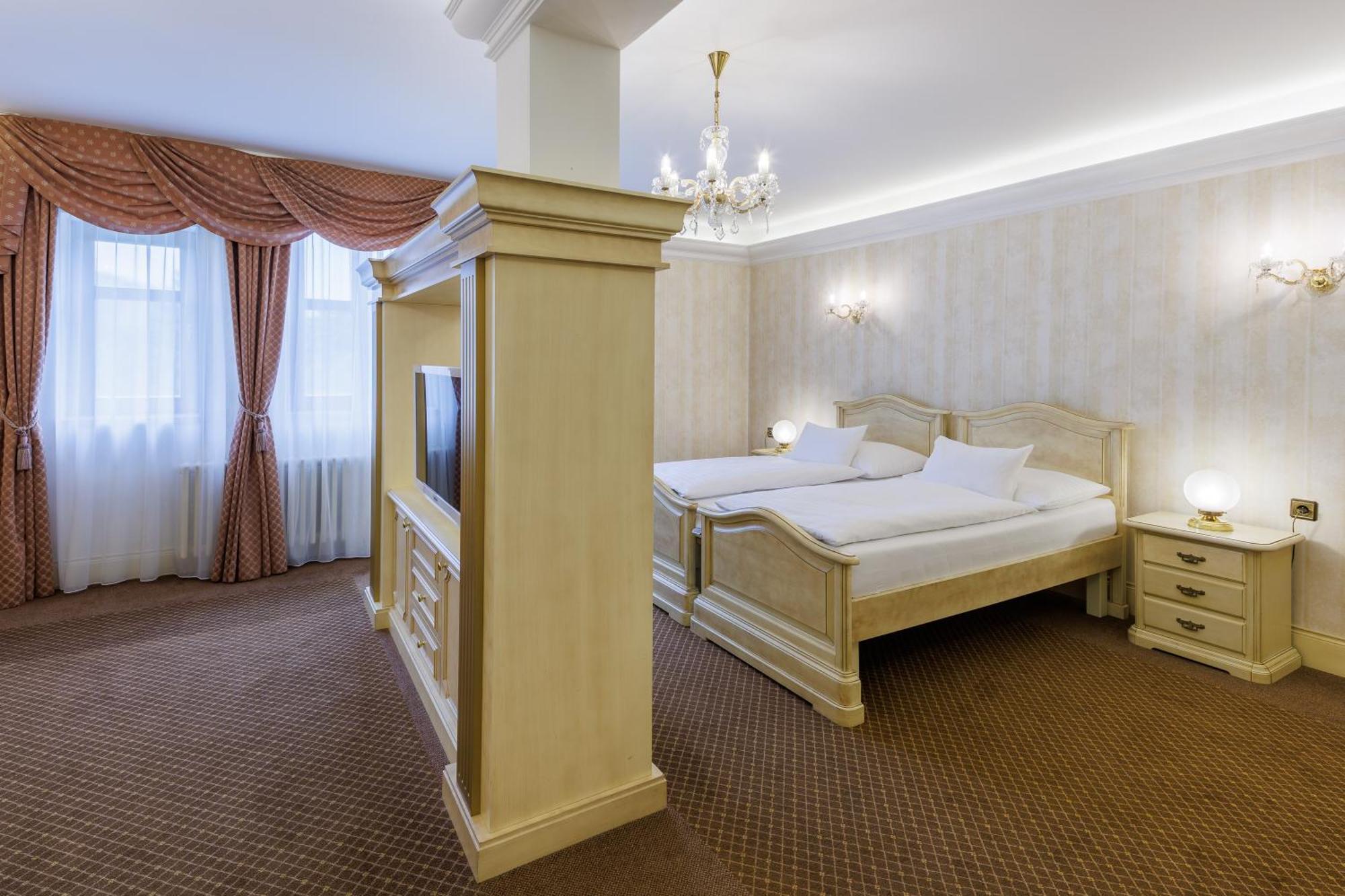 Hotel Chateau Cihelny 卡罗维发利 外观 照片