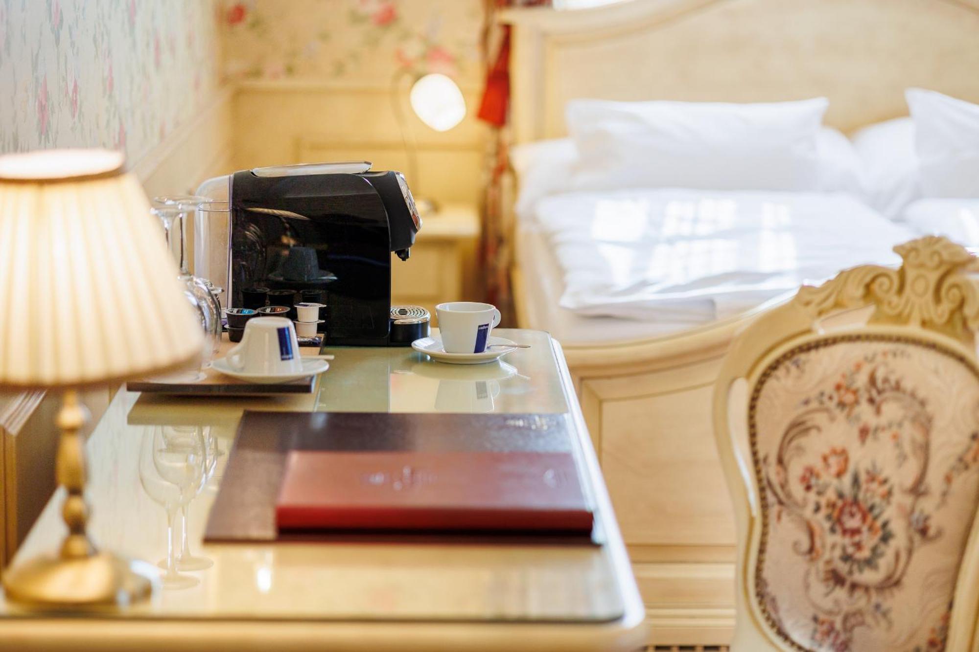 Hotel Chateau Cihelny 卡罗维发利 外观 照片
