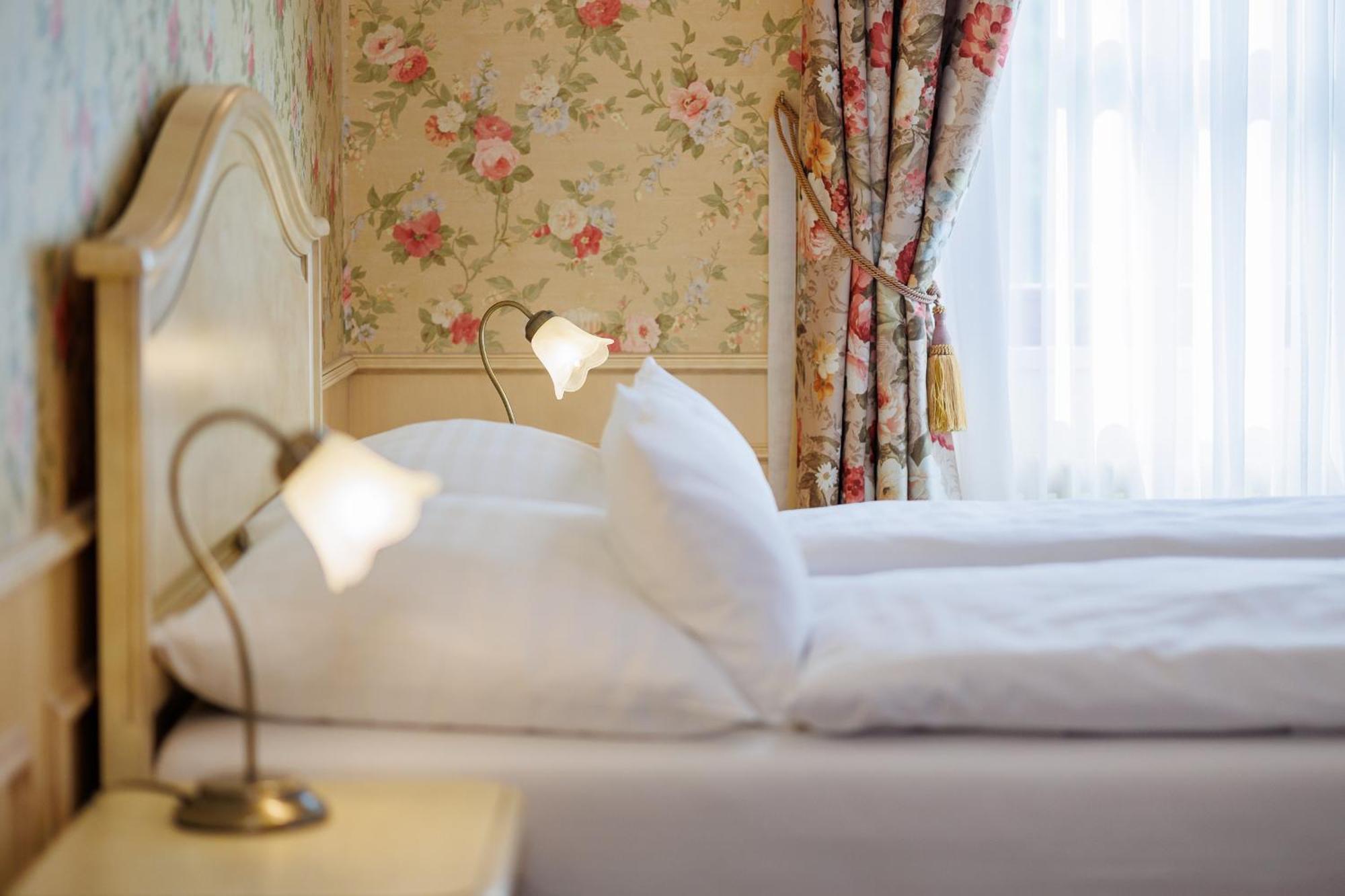 Hotel Chateau Cihelny 卡罗维发利 外观 照片