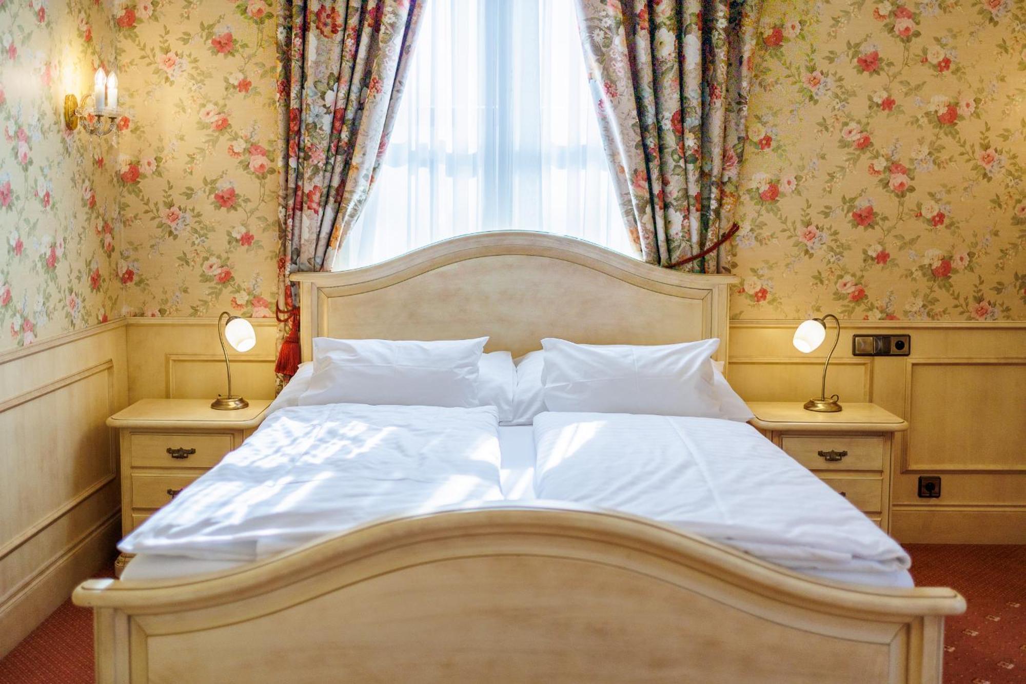 Hotel Chateau Cihelny 卡罗维发利 外观 照片