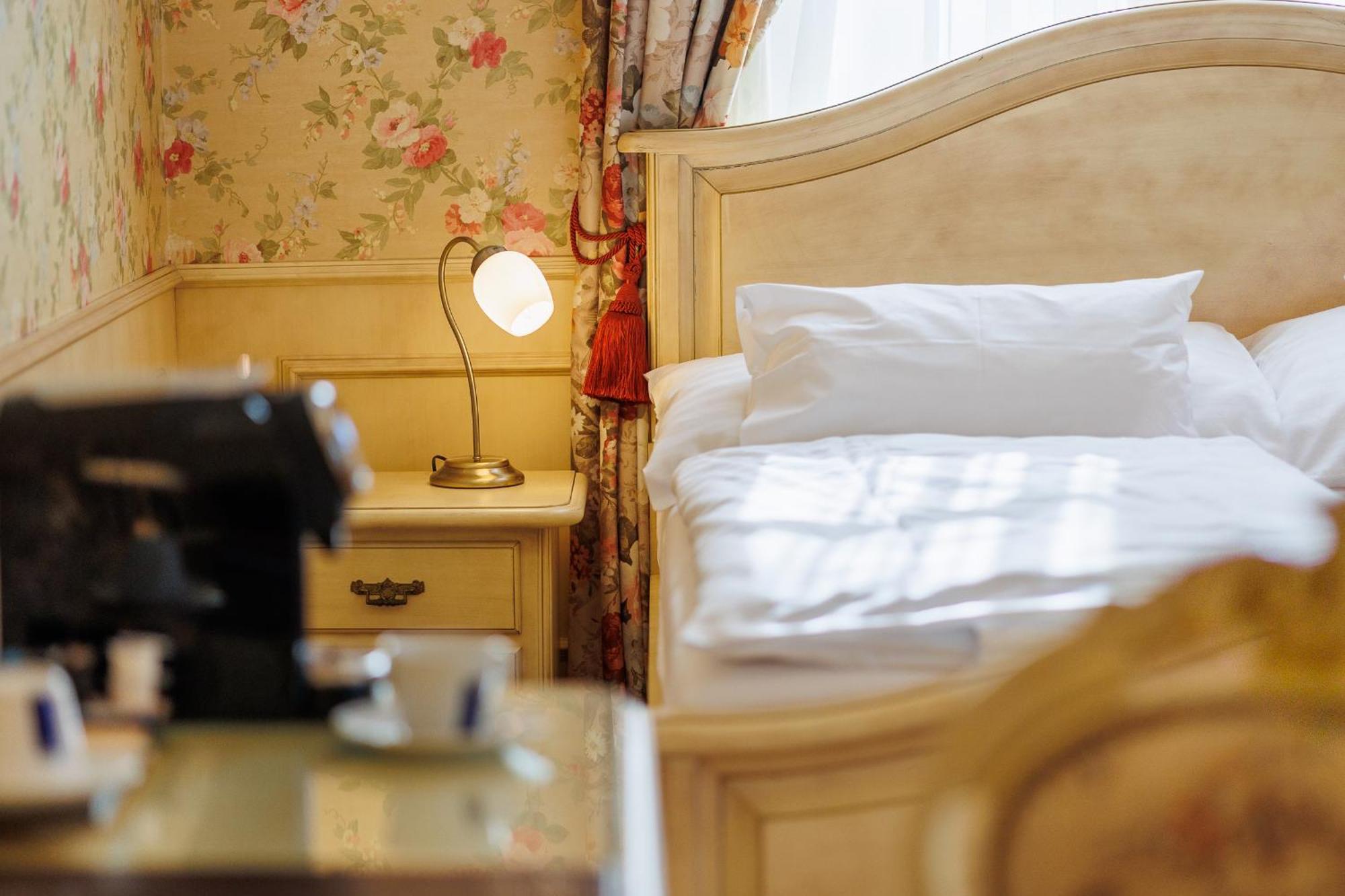 Hotel Chateau Cihelny 卡罗维发利 外观 照片