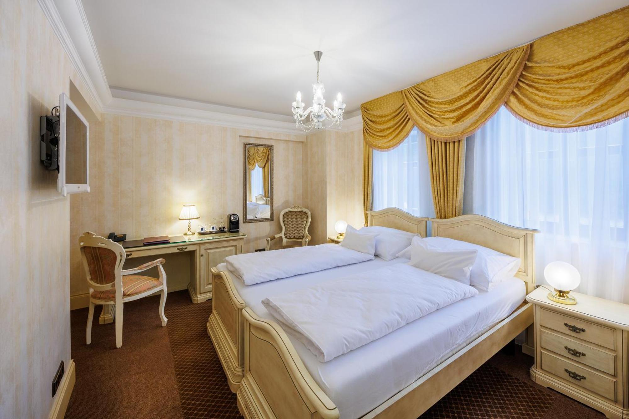 Hotel Chateau Cihelny 卡罗维发利 外观 照片