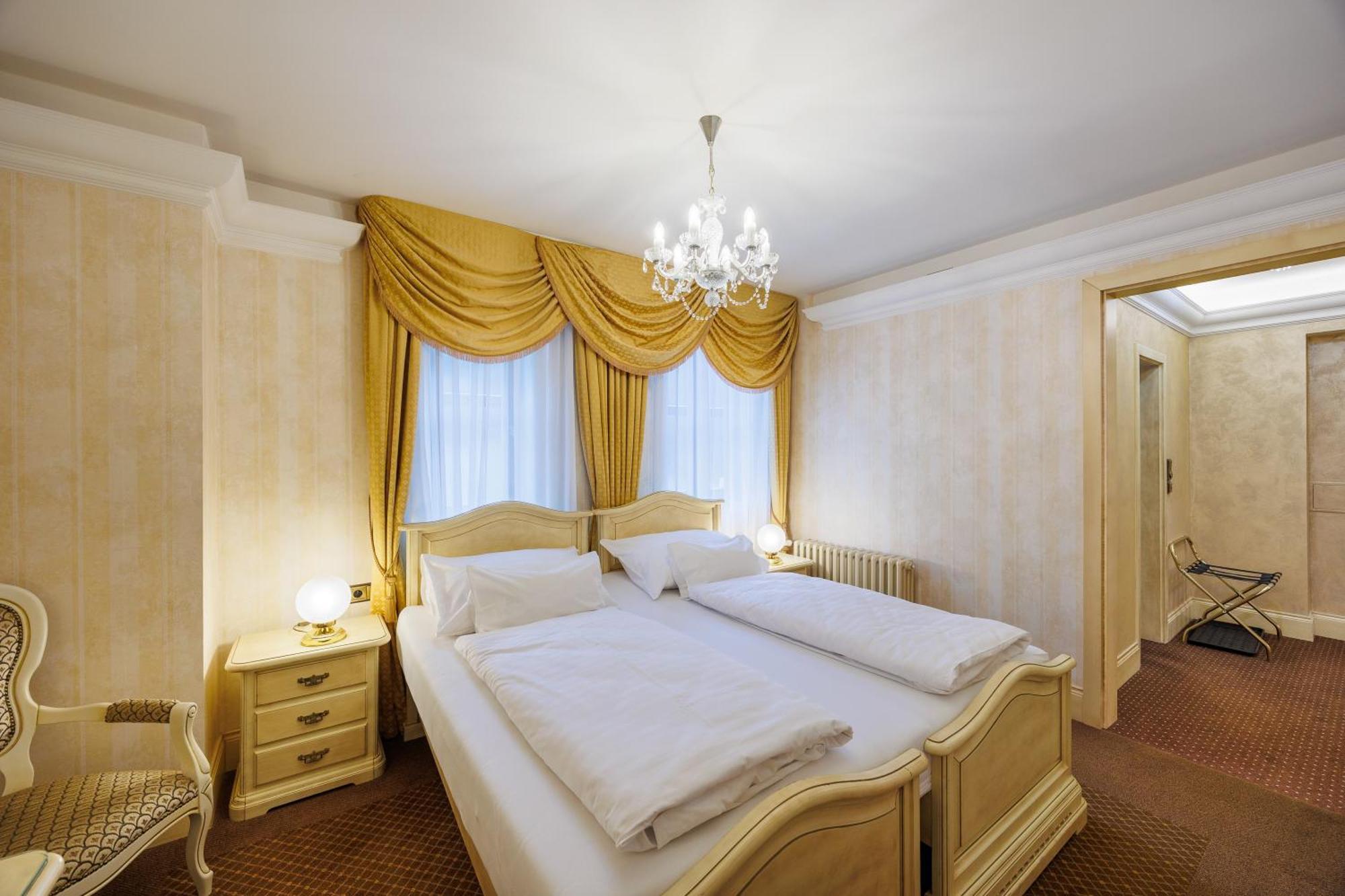Hotel Chateau Cihelny 卡罗维发利 外观 照片