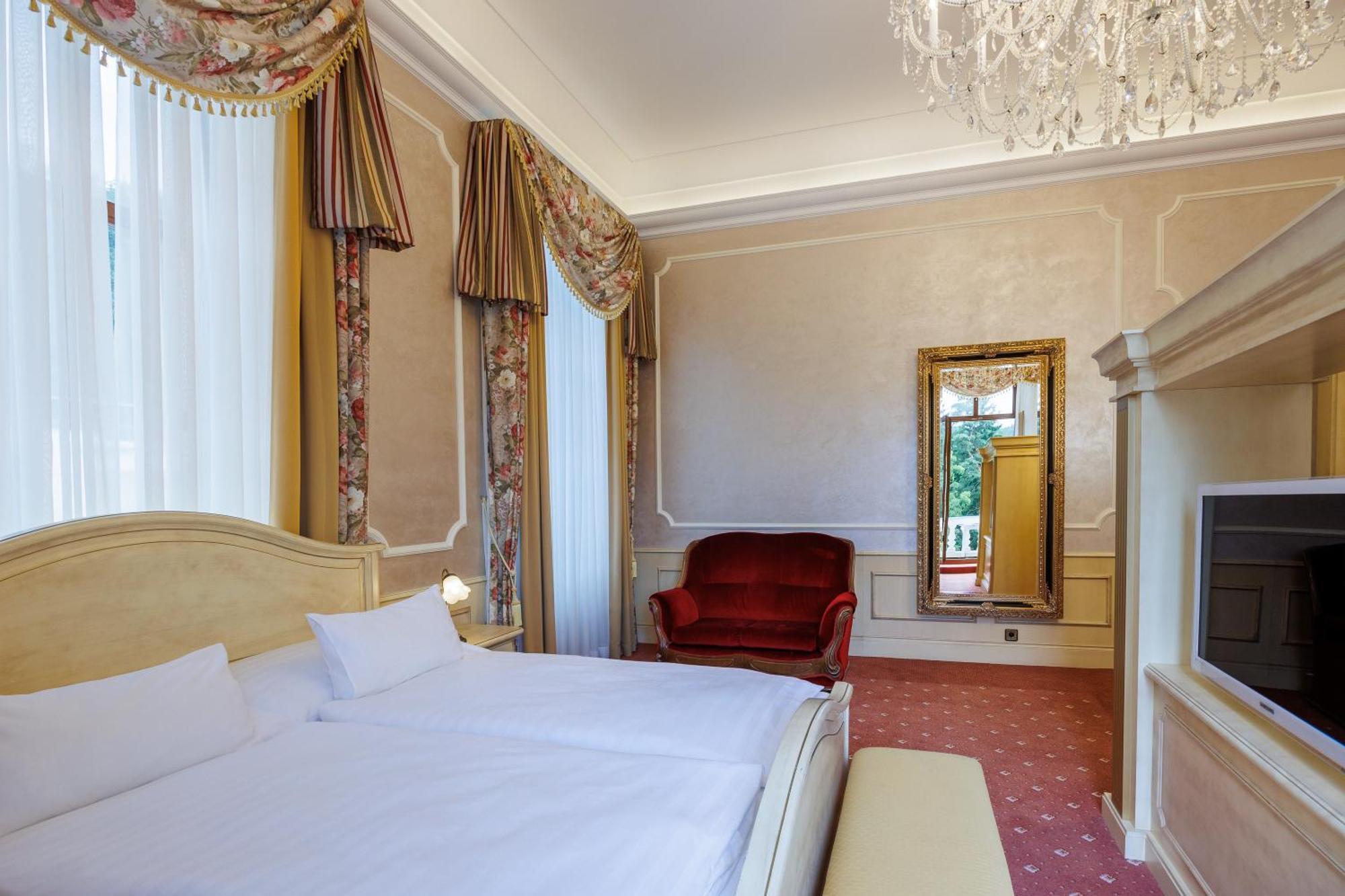 Hotel Chateau Cihelny 卡罗维发利 外观 照片