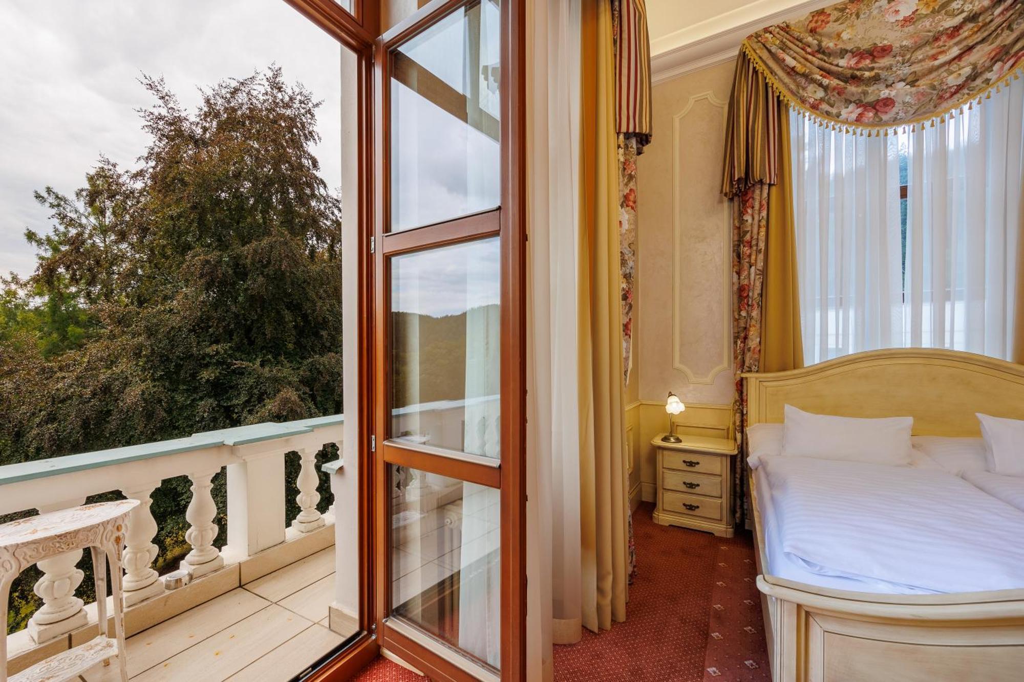 Hotel Chateau Cihelny 卡罗维发利 外观 照片